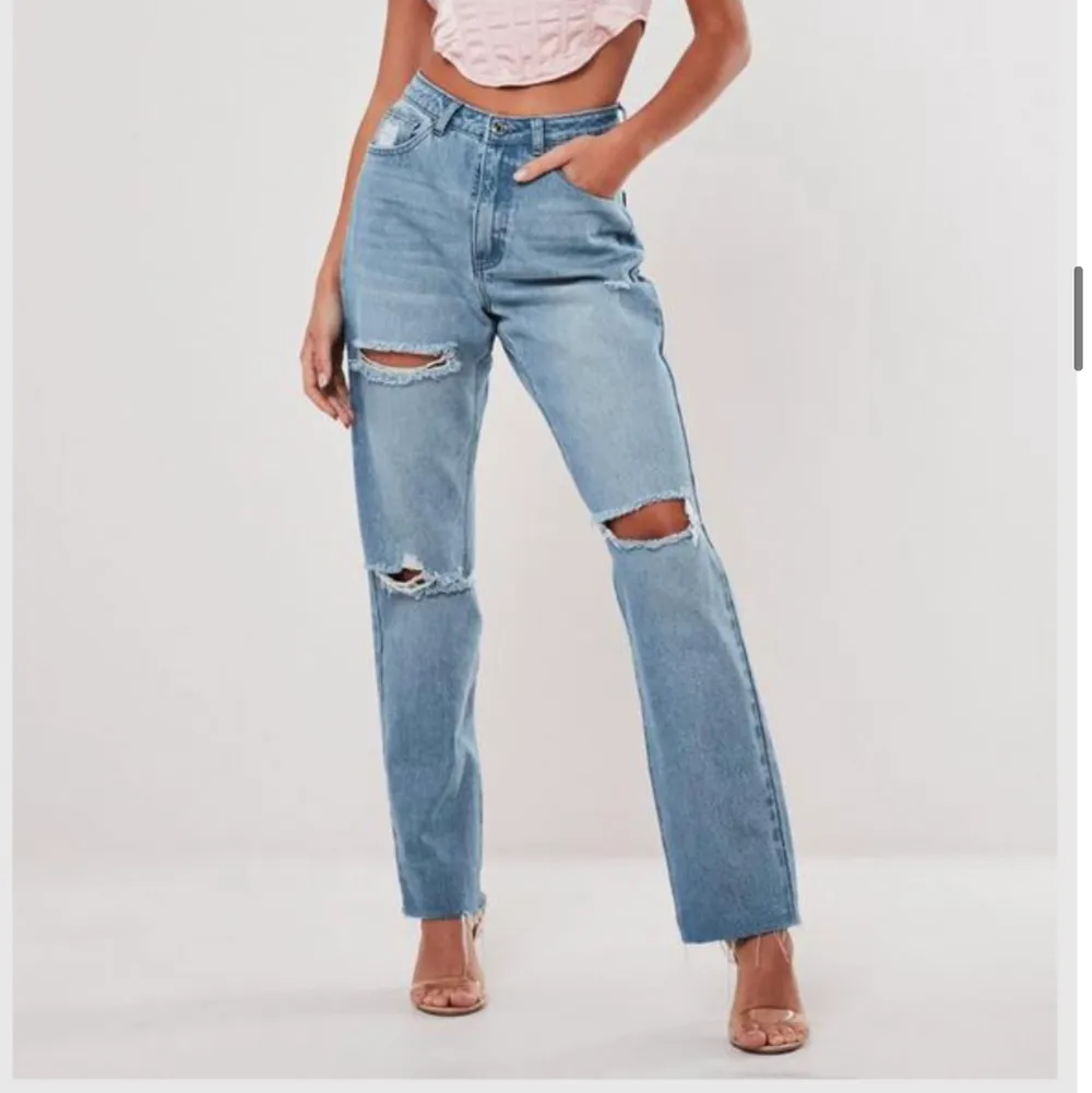 Säljer dessa jeans från missguided! Aldrig använda då jag råkade beställa två par. Sitter lite tajtare än på bilden. Jeans & Byxor.