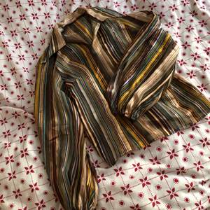 Supersnygg silkesblus i 70-tals stil, uppladdad på nytt! Passar stl S💚 Föreslå pris till mig🧡