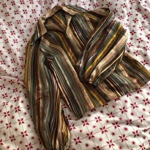 Vintage silkestop  - Supersnygg silkesblus i 70-tals stil, uppladdad på nytt! Passar stl S💚 Föreslå pris till mig🧡