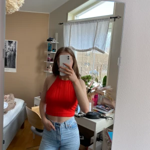 Topp från monki - Jag säljer denna fina tröja från monki då den inte använda så mycket, den är i väldigt gott skick.