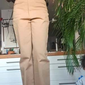 70 talet  boy to girl kostumbyxa  bron buggy  byxa  - En äkte unik, sexig och trending 70 talet bron  polo byxa I bra skick och användade bara 2 dager. Säljer den eftersom den är lite stor på mig.Passar 30_33 och  sitter som 70 talet buggy byxa.Den kan vara användas var som finns.Finns fler bilder och köpte den I USA.Ny pris 2599 och budar jag från 500.Då kameratog inte bra bilder. Dessutom  toppen är också under sälje .