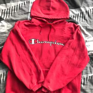 Jättesnygg röd vintage hoodie från Champion! I använt men fint skick! Följ oss på instagram för mer nice vintage! @kompisar_secondhand