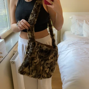 Leopard väska - Fluffig leopardväska som är sjukt snygg. Perfekt till skolan eller generellt, passar alla outfits 