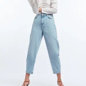 Jeans från Gina tricot i modellen slouchy mom jeans, strl 36. Endast använda 3-4 gånger pga fel strl. Köparen står för frakten