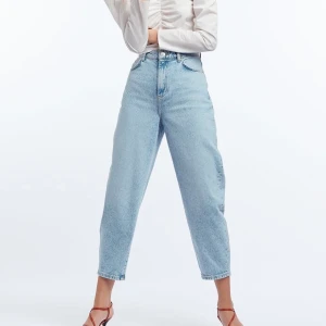 Gina tricot jeans  - Jeans från Gina tricot i modellen slouchy mom jeans, strl 36. Endast använda 3-4 gånger pga fel strl. Köparen står för frakten