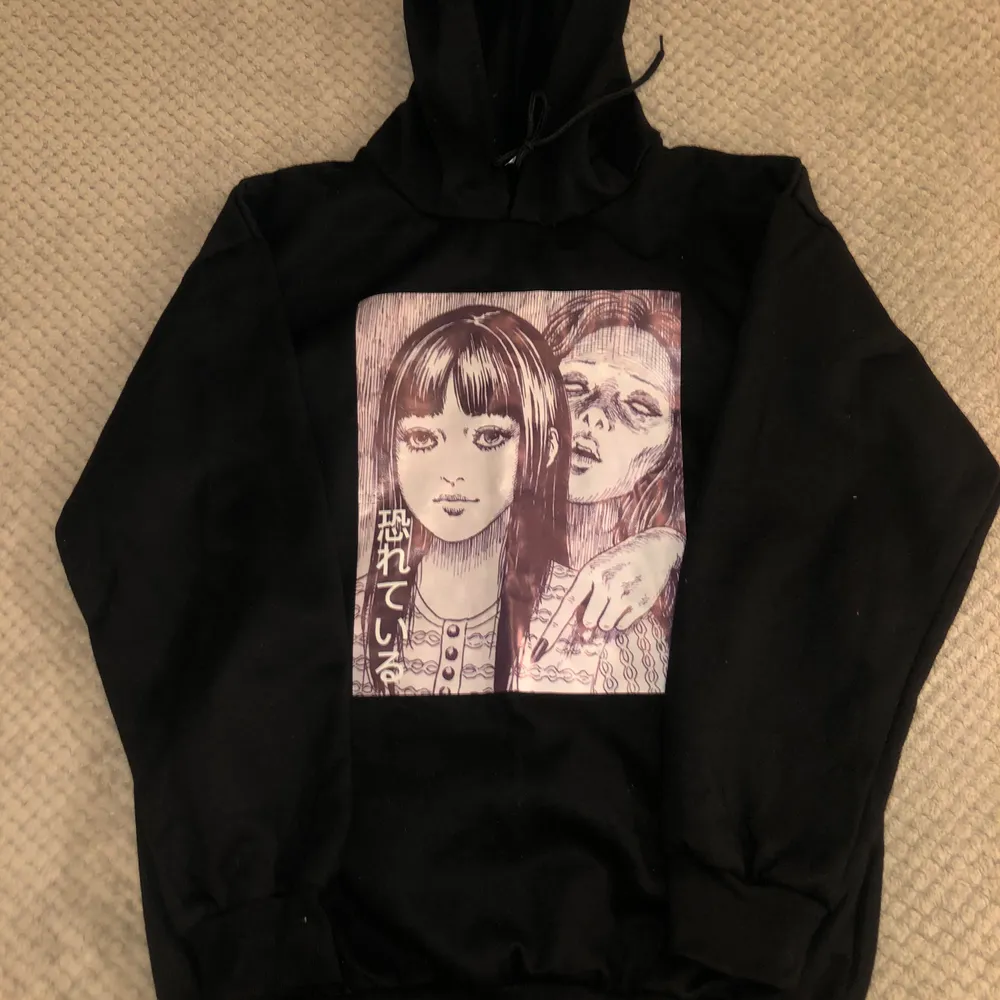 Junji ito-whispering woman print hoodie. Skulle uppskatta att den är ca strl M. Hoodies.