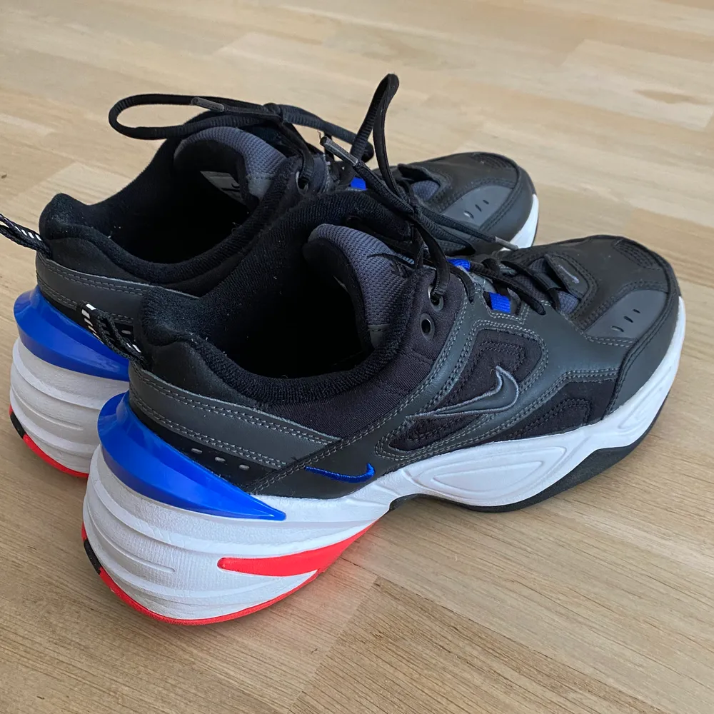 Så snygga Nike sneakers som tyvärr aldrig kommer till användning. Använda fåtal gånger, nästan som nya! Köpta för 1099kr på FootLocker. Exklusive frakt 💕. Skor.