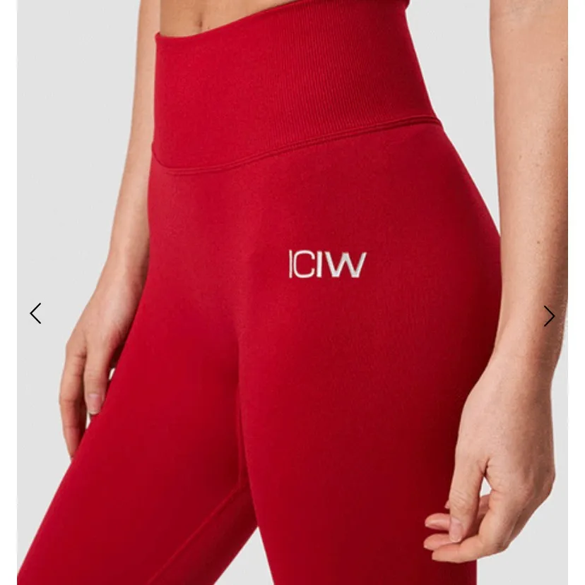 Säljer ett par röda ICIW tajts ❤️ använda 1 gång på gymmet och är superskönt, också med en scrunch i rumpan ❤️ . Jeans & Byxor.