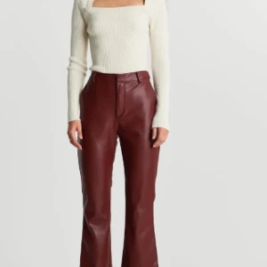 Skinnbyxor  - Säljer mina helt oanvända byxor från Gina (prislapp kvar). Streachig modell så passar även för strl 38. 