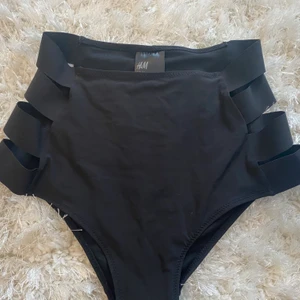 Bikini - Bikinitrosor med hög midja och fina detaljer på sidorna som framhäver höfterna. Endast provade😊