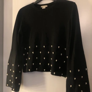 Kort stickad tröja med pärlor - En kort stickad tröja med jätte fina pärlor på, och lite brea ärmar vid slutet. Använd ett fåtal gånger. Köpt från H&M. Den kliar INTE. 