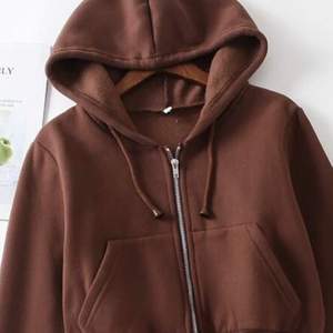 En brun zip up hoodie 