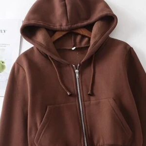 Brun hoodie  - En brun zip up hoodie 