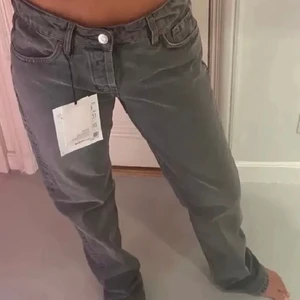 Zara jeans  - Säljer nu mina super populära gråa zara jeans eftersom att jag knappt använder dom! Jeansen är i storlek 40 men passar även 38💕