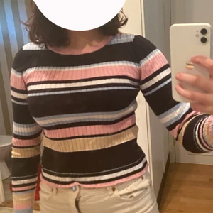Randig tröja - As fin tröja som sitter jätte skönt och tyget är stretchigt, köptes för nått år sen men har bara används 1-2 gånger! Orginaltrogen pris 250kr