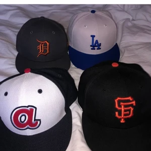 New era kepsar - Kepsarna är i storlek 7 1/4 vilket motsvarar typ 57 cm omkrets runt huvudet! Bara den grå kvar, 200kr vid snabb affär!