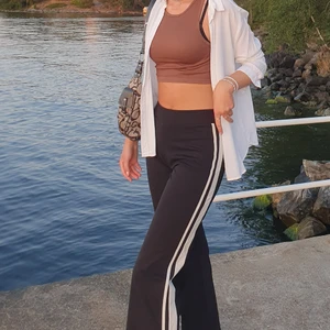 KOSTYMBYXOR - Svarta byxor med vita stripes på sidorna från Gina Tricot💫. Snygga och sköna i stl S, knappt använda i bra skick🥰