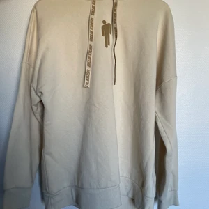 Billie Eilish Hoodie - Beige Billie Eilish Hoodie! Köpt från H&M   Säljer pga att den inte används. Är i fint skick!   Storlek: S