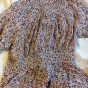 Blommig blus - Blommig blus från gina, storlek 44-alltså XL men skulle säga att den är M. 