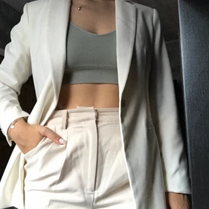 Blaser från H&M | Storlek: 42 - Kräm vit Blaser från H&M. Yttertyg - 65% Polyester, 33% Viskos och 2% elestan. Foder - 100% polyester | Krämigt vit blaser/kavaj, snygg till olika typer av toppar. Använd en gång🛑Du betalar frakt🛑