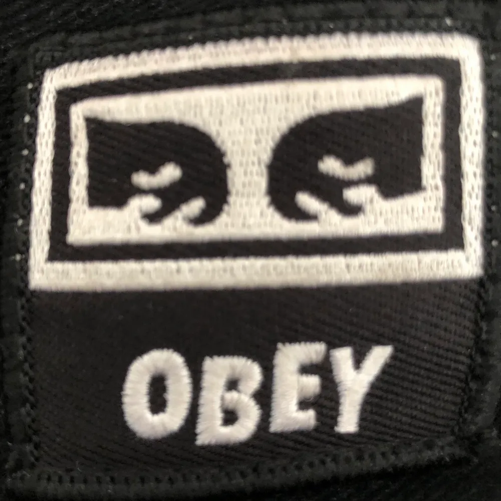 Säljer en Obey väska, inte speciellt använd. Väldigt praktiskt väska faktiskt :) !!! 50 % av pengarna går till Hemlösa Katter Kalmar !!!  . Väskor.
