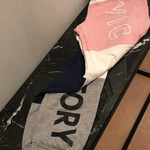 Shien byxor - Hej, säljer byxor från showen väldigt sköna, dom är bara testade så dom är som nya. Stl M 