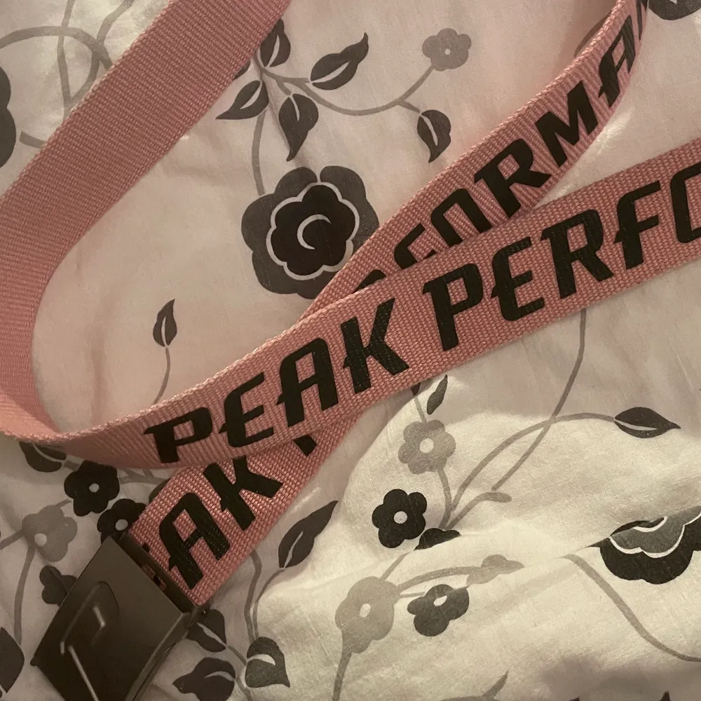coolt rosa peak performance skärp, finare rosa färg i verkligheten! passar jättebra till tex lågmidjade jeans  och ett linne! 105cm långt, går att spänna hur tight som helst:) (skriv privat vid frågor). Accessoarer.