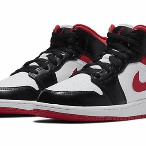 Air Jordan 1 mid gym - Söker dessa skor i storlek 40-40,5 jag kan max betala 800kr