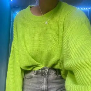 Neongrön stickad tröja från H&M. Superskön och med lite vidare armar🙌🏻 Knappt använd då jag tyvärr inte känner mig bekväm i färgen 🥰 Storlek L men passar lika gärna en S eller M