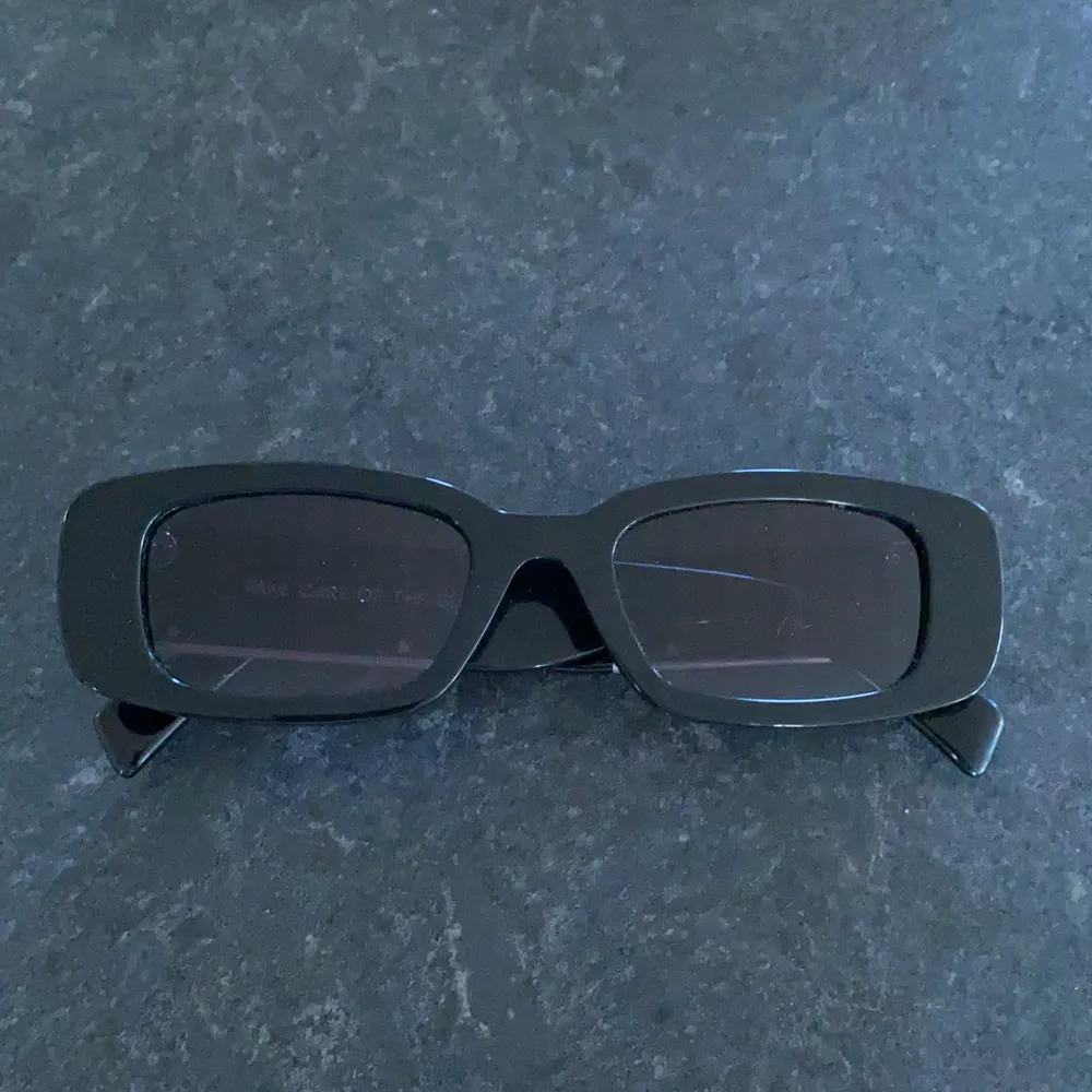 Jättefina solglasögon från HMxChimi som tyvärr inte kommer till användning pga. Köpte dem nu i våras och är precis som nya. Köparen står för frakten. Accessoarer.