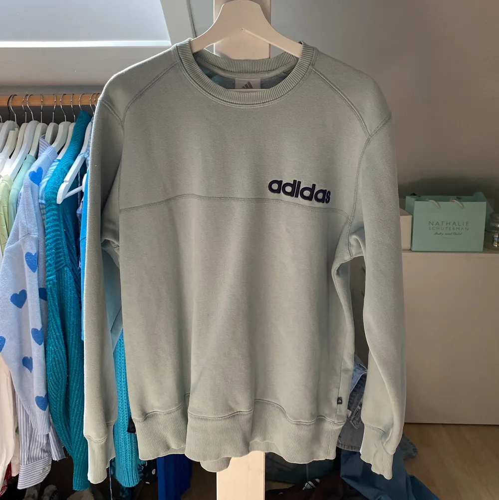 Säljer min adidas sweatshirt då plagget tyvärr är ett som glöms i garderoben! Köpare står för frakt, buda med 20kr marginal . Tröjor & Koftor.