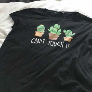 T-shirt  - Söt tröja som är jätte snålt använd men kaktusar på supersöt 