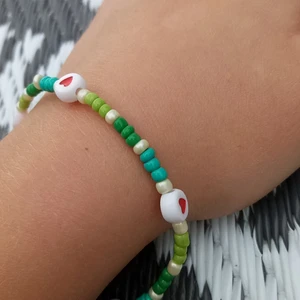 Armband - detta armband är nytt och hemmagjort, runt 20 cm. Armbandet är gjort av elastisk tråd