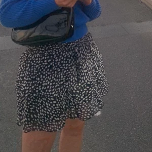 Chealse kjol - Intressekoll på denna svartprickiga chealse kjol som tyvärr inte kommer till så mycket användning längre💗 Säljer endast för ett bra pris, om flera är intresserad blir det budgivning💗köparen står för frakt!