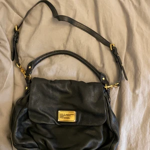 Marc by Marc Jacobs  - Säljer min fina väska då den inte kommer till användning just nu.  Se storlek efter min hand.  Kan mötas upp i Örnsberg eller skickas mot fraktkostnad.