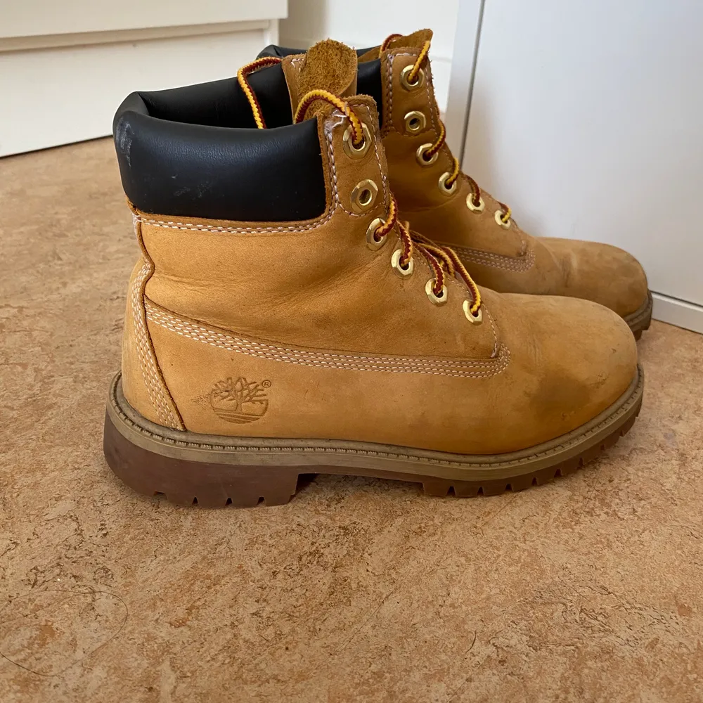 Timberland skor i färgen beige/brun. Köpta för 1999. Storlek 36. Skor.