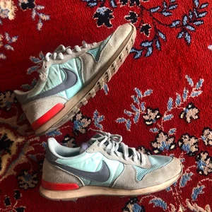 Nike internationalist  - Väl använda (därav priset) men still good looking. Storlek 40 men tycker själv att dom känns små. Kan vara för att jag tvättat dom i maskin ett par gånger 