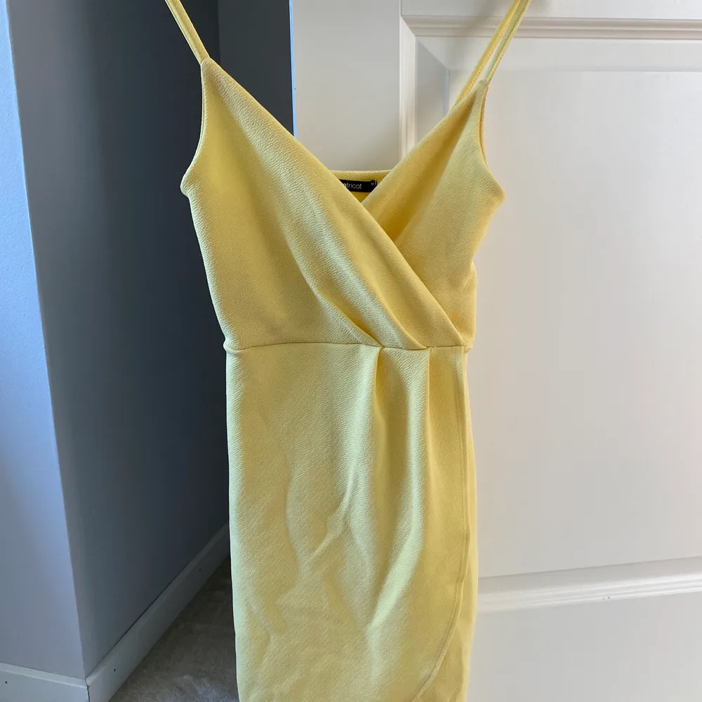 Somrig gul klänning från Ginatricot i storlek XS. Frakten ingår inte i priset. Klänningar.