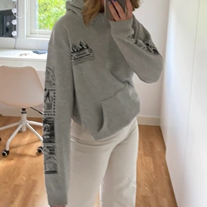 New girl order hoodie - Säljer den här coola oversize hoodien från new girl order. Jätte skön material och mjuk inuti. 