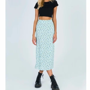 Kjol från motel - Super fin kjol från Motel, säljer pågrund av att den inte används. Helt oanvänd med lappen kvar. Nypris vad ca 500-600 (minns ej helt då den ej finns kvar på hemsidan men hittade den på en annan sida för 550). Märkt som L men passar mig perfekt som brukar ha M, skulle säga att det är en väldigt liten L. 