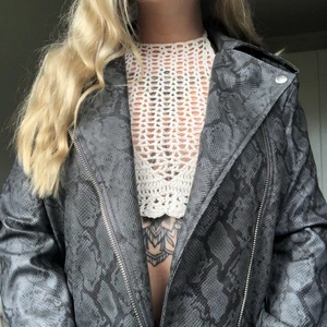 Snakeskin bikerjacka - Ormskinnsmönstrad jacka från NAKD