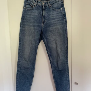 Calvin Klein jeans stolek 29x30 - Blåa jättesnygga Calvin Klein Jens men dom passar tyvärr inte mig längre. Dom använda ett fåtal gånger.    Köparen står för frakten!                                