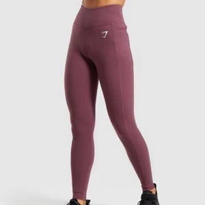 Gymshark dreamy leggings - Gymshark dreamy leggings i storlek XS men funkar nog på S också. Väldigt sköna, högmidjade och med fickor. Felfritt skick. Skriv för frågor eller fler bilder!🥰
