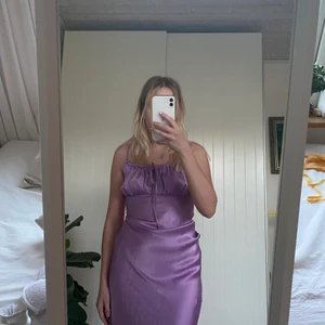 Klänning Zara - Säljer denna superfina klänning som jag hade på min bal. Den är bara använd en gång så i utmärkt skick!💜 Storleken är en XS men passar också mig som är en S. Köpen står för frakten och om du vill ha fler bilder eller har frågor så är det bara att skriva!!💜💜