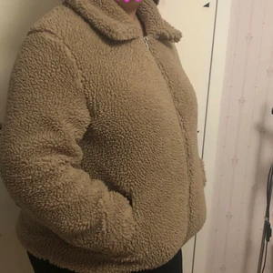 Teddy jacka  - En skön Teddy jacka, den är i bra skick ser ut som ny behöver kanske tvättas så den ligger i kartong på vinden, den har inga skador, knappt använt den. Storlek M men beroende på hur man vill att den sitter skulle jag säga att den passar som S- L, jag själv är en L i jackor. 
