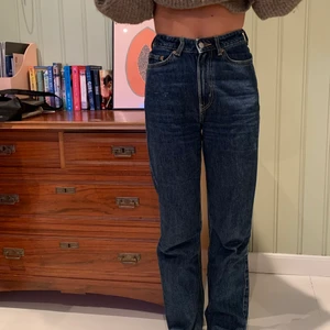 Raka långa jeans - Mörkblå Jeans från weekday. Välanvända men fina ändå! 130kr+72kr frakt 🚚. 