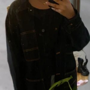 Svart jeansjacka fr. Monki strl S - Supersnygg oversized jeansjacka med orangea sömmar från Monki, har använt den max 3 gånger så den är som ny!🖤