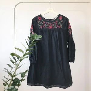 Klänning från ZARA - Superfin klänning som inte kom till användning så många gånger innan jag tyckte den var lite för kort för mig tyvärr… Hoppas någon annan får glädjas av den💗