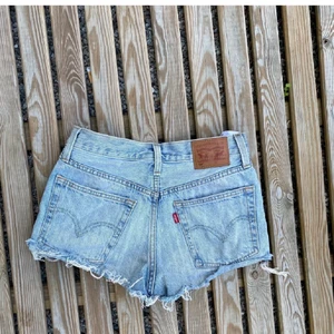 Levis Shorts! - Säljer dessa skitsnygga levisshorts i w25. Passar xs/s ❤️Säljer för 220 kr❤️