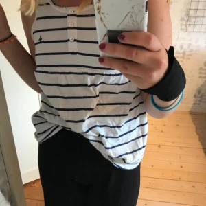 Linne - Ett vitt,blått randigt linne. Med en liten kjol på fast det fortfarande är ett linne. Storleken är större på än va det står att den är.